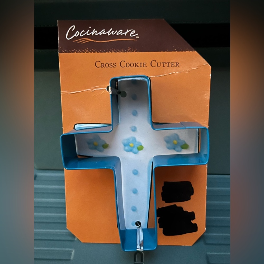 Brand new Cocinaware 4” cross metal cookie cutter.